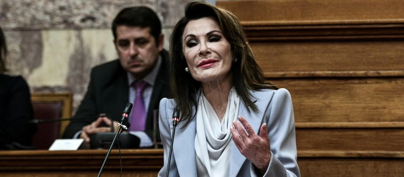 Συγκίνηση στο Πανελλήνιο: Σερβιτόρος σπάει ποτήρι και λερώνει με σαμπάνια την Γ.Αγγελοπούλου στο Προεδρικό!